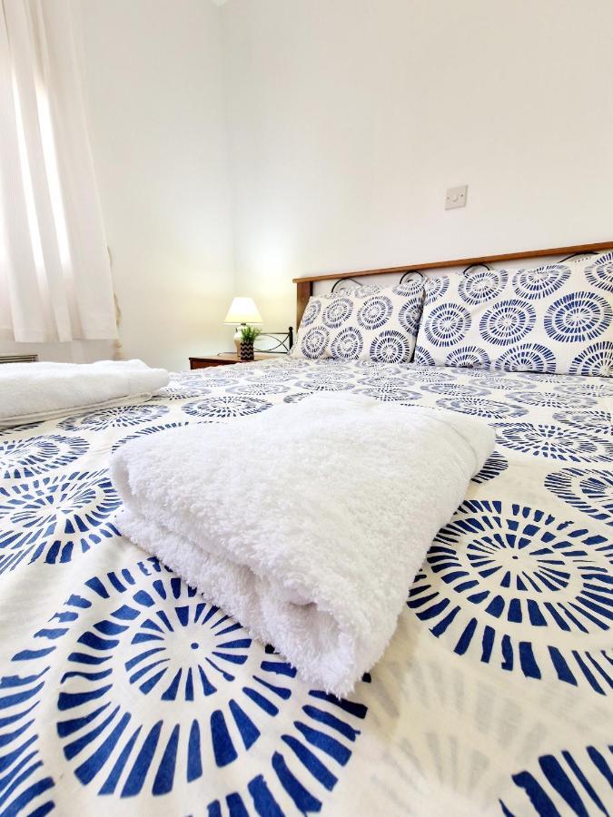 Emma'S Place, 2 Bedroom Apartment With Pool View 파포스 외부 사진