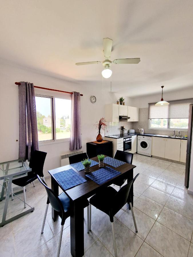 Emma'S Place, 2 Bedroom Apartment With Pool View 파포스 외부 사진